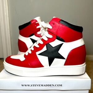 Steve Madden wedge sneaker!! Such a cool look and so comfortable! Women’s size 7